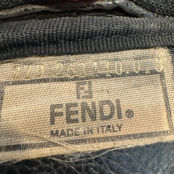Authentic Fendi toiletry bag - Picture 9 of 11